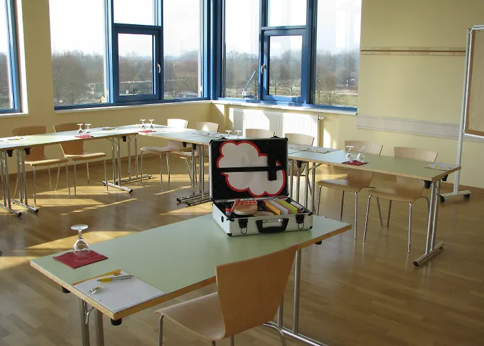 Отель Jufa Im Brueckenkopfpark -