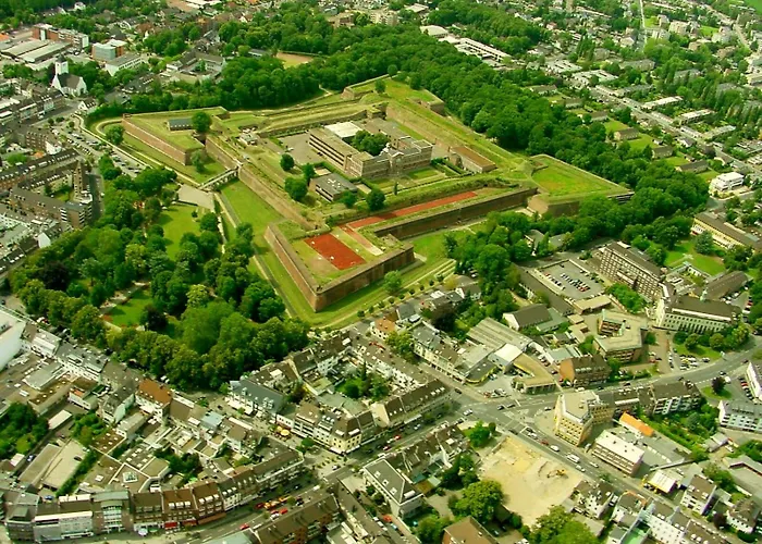 Отель Jufa Im Brueckenkopfpark - 3*